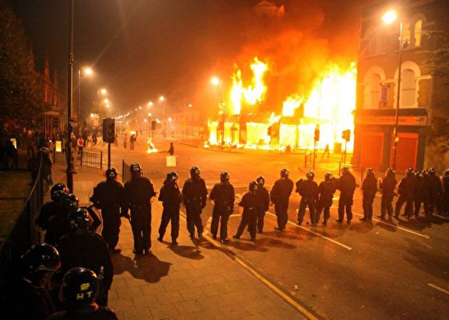 Tam 5 gün boyunca protestocular, önlerine çıkan kamu ve özel mülkiyeti ateşe verdi, saldırılar düzenledi, yağmaladı. Londra sokakları çıkılamaz hale geldi.
