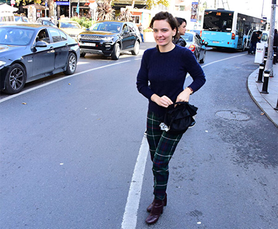 Kameralara takıldı!
Kameralara makyajsız yakalanınca tedirgin olan Nil'in yüzünü görenler gözlerini ondan alamadı.