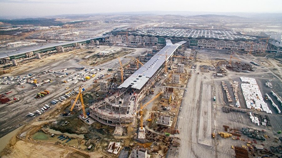 İstanbul'daki yeni havalimanı inşaatında yüzde 73 ilerleme sağlandı

                                    Ulaştırma, Denizcilik ve Haberleşme Bakanı Ahmet Arslan, İstanbul Yeni Havalimanı inşaatındaki ilerleme hızının memnuniyet verici olduğunu ifade ederek, "Bugün itibarıyla yüzde 73 ilerleme sağlamış durumdayız." dedi. 

  
İstanbul Yeni Havalimanı'nda incelemelerde bulunan Arslan, havalimanı inşaatında gazetecilere yaptığı açıklamada, son 15 yılda havalimanı sayısının 26'da 55'e, yolcu sayısının 34,5 milyondan 180 milyona çıktığını, 2017'yi 189 milyon yolcu sayısı ile kapatmayı hedeflediklerini bildirdi.
                                