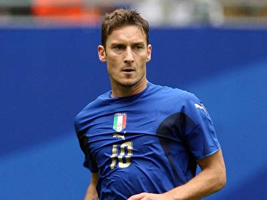 Francesco Totti – İtalya

                                    
                                    2006 Dünya Kupası’nda şampiyon olan İtalya, 2. Tur’da kendisi için kolay sayılabilecek Avustralya ile eşleşti.

  
İlk yarısı golsüz sona eren karşılaşmanın 51. dakikasında Materazzi kırmızı kart görünce İtalya 10 kişi kaldı.

  
Son dakikada gelen tartışmalı bir penaltı kararı ve topun başına geçen Totti, İtalya’yı Avustralya’ya elenmekten kurtardı.
                                
                                