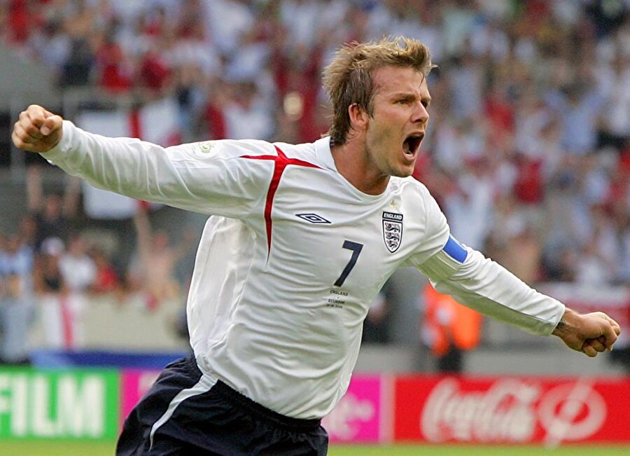 David Beckham - İngiltere

                                    
                                    Aslında David Beckham için Dünya Kupaları genelde hüzünlü ve gergin geçmiştir. 1998 Dünya Kupası’ndaki Arjantin maçında görmüş olduğu kırmızı karttan sonra İngiltere’de David Beckham’a karşı bir karalama kampanyası başlatıldı ve bu durum 3 sene boyunca sürdü.

  
6 Ekim’de oynanan Yunanistan maçı ise, Beckham’ın İngiltere halkıyla barışmasını sağladı. Karşılaşmanın son dakikasına 2-1 yenik giren İngiltere’de David Beckham harika bir serbest vuruş golüyle Nikopolidis’i avladı.
                                
                                