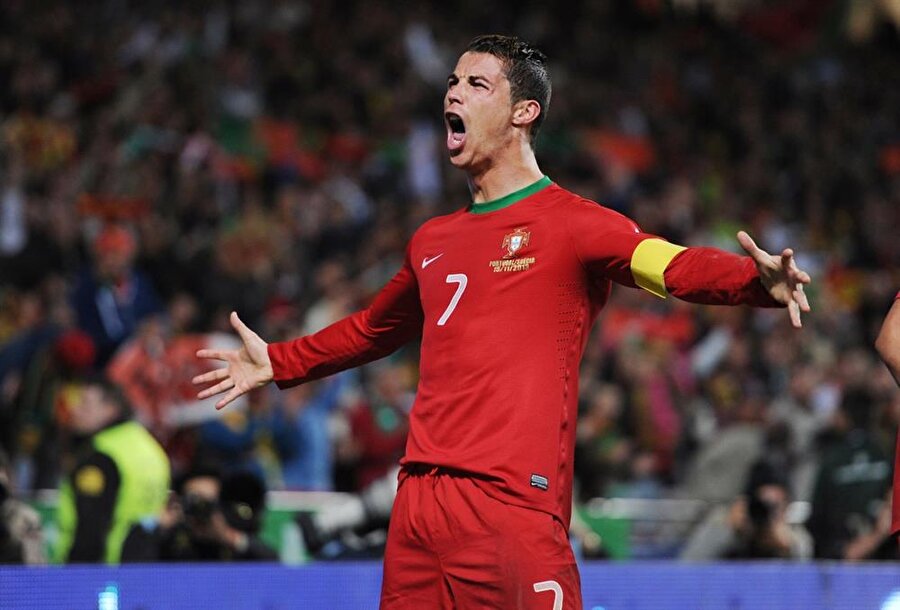 Cristiano Ronaldo – Portekiz

                                    
                                    Bir önceki Dünya Kupası elemeleri dramatik bir play-off’a sahne oldu. 2014 Dünya Kupası’na katılacak son takım ya İsveç ya Portekiz olacaktı. Bir diğer deyişle ya Zlatan Ibrahimovic’ten ya da Cristiano Ronaldo’dan mahrum kalacaktık.

  
1-0 Portekiz’in üstünlüğü ile sona eren ilk maçın rövanşında deplasmanda İsveç’i 3-2 mağlup eden Portekiz, turnuvaya bilet alma hakkını kazanan taraf oldu. Tabii ki aslan payı, maçta 3 golü de kaydeden Ronaldo’nundu.
                                
                                