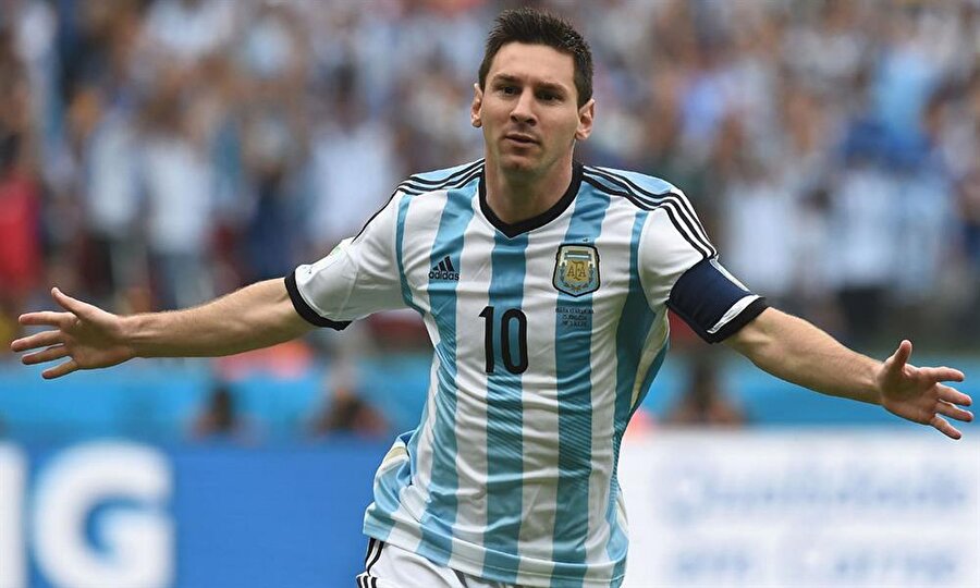 Lionel Messi – Arjantin 

                                    
                                    Arjantin 2018 Dünya Kupası’na az daha katılamıyordu. Elemeler Arjantin için hiç de iyi geçmedi. 10 ülkenin 1 grupta yer aldığı eleme maçlarında, son maçlar oynanmadan önceki sıralama dikkate alındığında Arjantin turnuva dışında kalıyordu; son maçta Messi’li Arjantin’in Ekvador maçını kazanmaktan başka çaresi yoktu.

  
Ekvador maçın başında 1-0 öne geçmesine rağmen Lionel Messi’nin 3 golü ile Arjantin, bir mucizeyi gerçekleştirdi ve Rusya’daki Dünya Kupası’na katılmaya son dakikada hak kazandı.
                                
                                