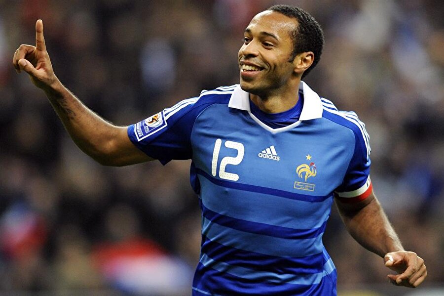 Thierry Henry – Fransa

                                    
                                    2006 Dünya Kupası’nda finale yükselen Fransa, bir sonraki Dünya Kupası’na neredeyse katılamıyordu ama Henry’nin ülkesine yardımcı oldu.

  
Play-Off turundaki ilk maçı deplasmanda 1-0 kazanan Fransa, sahasında ise aynı skorla İrlanda Cumhuriyeti’ne 1-0 mağlup olunca maç uzatmalara gitti.

  
103. dakikada Henry’nin elle kontrol ettiği topta golü atan William Gallas oldu ve Fransa rakibini elemeyi ve Dünya Kupası’na gitmeyi başardı.
                                
                                