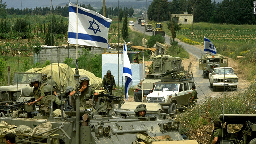 İç savaşın ardından Suriye ve İsrail bazı bölgeleri işgal etmişti. İsrail 2000 yılında Güney Lübnan’dan askerlerini çekerken, Suriye’nin Lübnan’daki 29 yıllık askeri varlığı 2005’te son buldu.

                                    
                                    
                                    
                                    
                                    
                                    
                                    
                                    
                                
                                
                                
                                
                                
                                
                                
                                