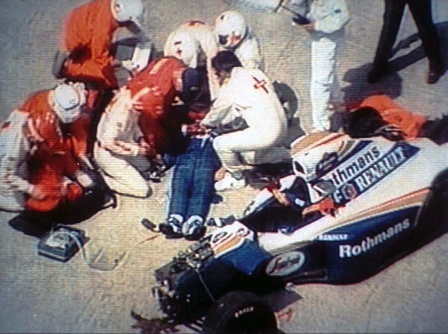 O yarıştan sonra bir devrim yaşandı ve pistlerde virajlara lastik bariyeler konuldu.
Trajikomik olsan ise, bu düzenlemenin aslında birkaç aydır konuşuluyor olması ve ölmemesi halinde o yarıştan sonra Senna’nın Grand Prix Sürücüler Birliği’nin başına geçecek olmasıydı…