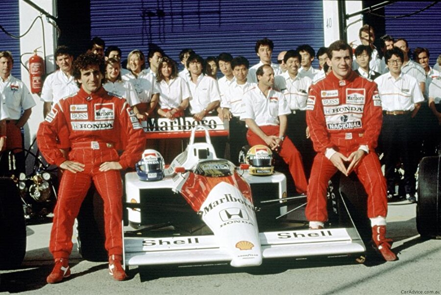 Kazanmak için her şeyi yaptı ancak hiçbir zaman itici olmadı. Bu özelliğini, bizzat ikna ederek emeklilik kararından döndürdüğü en büyük rakibi Alain Prost anlatıyor…
“Aramızda gerçek bir rekabet vardı. Genel anlamda rekabetimizin pozitif olduğunu söyleyebiliriz. O zamanlar insanlar ya Prost yanlısı ya da Senna yanlısıydı. İkimizi birden destekleyeni görmedim. Sonuç olarak dünyanın en iyi düşmanlarıydık. Prost, Senna’ydı; Senna da Prost’tu. Kariyerlerimiz birbirinden ayrılamaz. Senna öldüğünde, bir yarımı kaybettiğimi hissettim.”