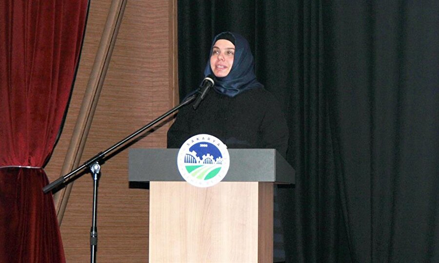 Huriye Martı kimdir?

                                    1974'te Ankara'da dünyaya geldi. Konya İmam-Hatip Lisesi ve Selçuk Üniversitesi İlahiyat Fakültesi'nden mezun olduktan sonra, aynı üniversitede "Rasûlullah’ın Hanımları Konu Alan Rivayetlerinin Değerlendirmesi-Kadın Konulu Uydurma Rivayetler-" başlıklı tezi ile 1998 yılında yüksek lisansını, "Birgili Mehmed Efendi'nin Hadisçiliği ve et-Tarîkatü’l-Muhammediyye (Tahkik ve Tahlil)" konulu tezi ile 2005 yılında doktorasını tamamladı. 1999-2000 yılları arasında Ürdün'ün başkenti Amman'da Şuayb el-Arnaûd'un tahkik ve tahric merkezinde eğitim aldı.2011 yılında Yardımcı Doçent, 2012 yılında Doçent oldu. Diyanet İşleri Başkanlığı'nın Hadislerle İslam adıyla yayınlanan Konulu Hadis Projesi'nde editör ve yazar olarak görev üstlendi.
2011 yılında Diyanet İşleri Başkanlığı Aile ve Dinî Rehberlik Daire Başkanı olarak, 2014 yılında ise Diyanet İşleri Başkanlık Müşaviri olarak atandı. Sünnet perspektifinden kadın, aile, ahlâk ve değer temalı makale, konferans ve tebliğlere imza attı. "Birgivî Mehmed Efendi, Hayatı, Eserleri ve Fikir Dünyası", "Osmanlı’da Bir Dâru'l-Hadîs Şeyhi: Birgivî Mehmed Efendi", "et-Tarîkatü'l-Muhammediyye -Muhteva Analizi, Kaynakları ve Kaynaklık Değeri", "Gülâbâdî ve Maâni'l-Ahbâr'dan Tasavvufî Hadis Şerhleri", "Hadis, Usul ve Hayat" , "Hadisler Ekseninde Çevre Ahlâkı" isimli kitapları yayınlandı. Martı evli ve 3 çocuk annesidir.
                                