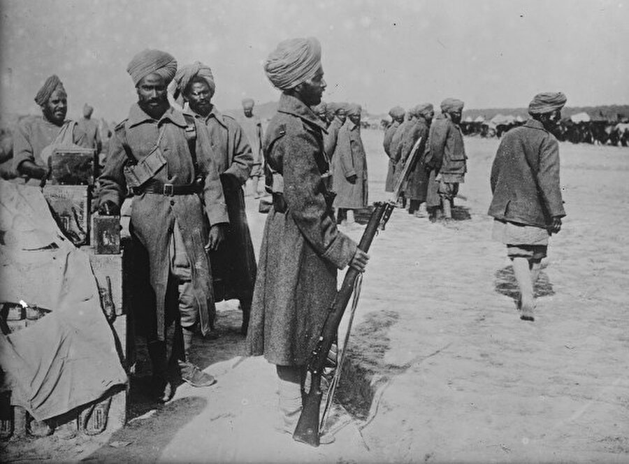 İngilizlerin Bağdat'ı ele geçirme planları

                                    
                                    İngiliz ordusu, İran'ın Basra kıyısındaki petrol ve doğalgaz kuyularını ele geçirmek için 16 Ekim 1914'te kendisine ait Hint Tümeni ile Mezopotamya Seferi'ne çıktı ve 3 Kasım 1914'te Basra Körfezi'ne çıkarma yaptı. Osmanlı ordusunun askeri birlikleri ağırlıklı olarak Çanakkale ve Filistin cephelerine bulunduğu için de zorlanmadan Basra'ya girdi. Burada konuşlanan İngilizler, daha sonra Bağdat'ı ele geçirme planları yapmaya başladılar.
                                
                                