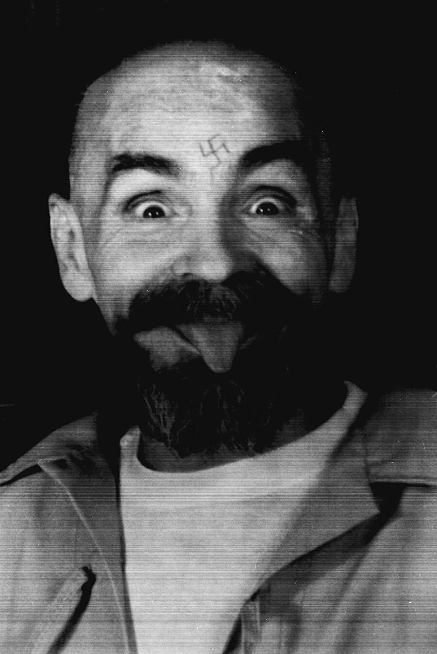 20'nci yüzyılın en sadist seri katili Charles Manson öldü

                                    
                                    Dünyanın en tehlikeli seri katillerinden Charles Manson 83 yaşında öldü. ABD'nin California eyalatinde ömür boyu hapis cezasını çeken seri katil, bir süredir hastanede tedavi görüyordu. Charles Manson, Polonyalı ünlü yönetmen Roman Polanski'nin hamile eşinin de aralarında bulunduğu 9 cinayetten yargılanmıştı.
                                
                                