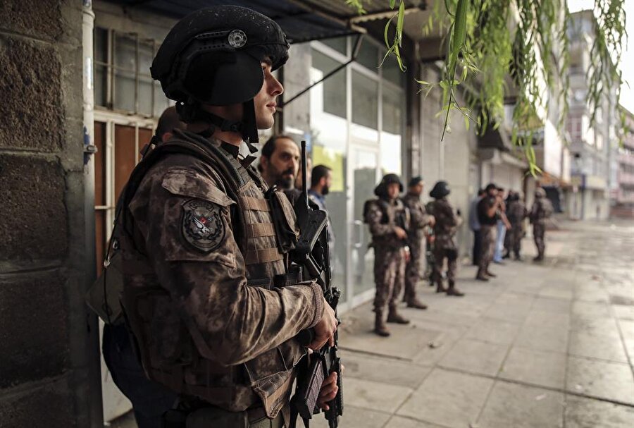 58 terörist etkisiz hale getirildi
Ülke genelinde terörle mücadele kapsamında yürütülen operasyonlarla ilgili İçişleri Bakanlığı tarafından açıklama yapıldı. 13-20 Kasım'da ülke genelinde yürütülen operasyonlarda, 45'i ölü, 10'u sağ, 3'ü teslim olmak üzere 58 teröristin etkisiz hale getirildiği bildirildi.
