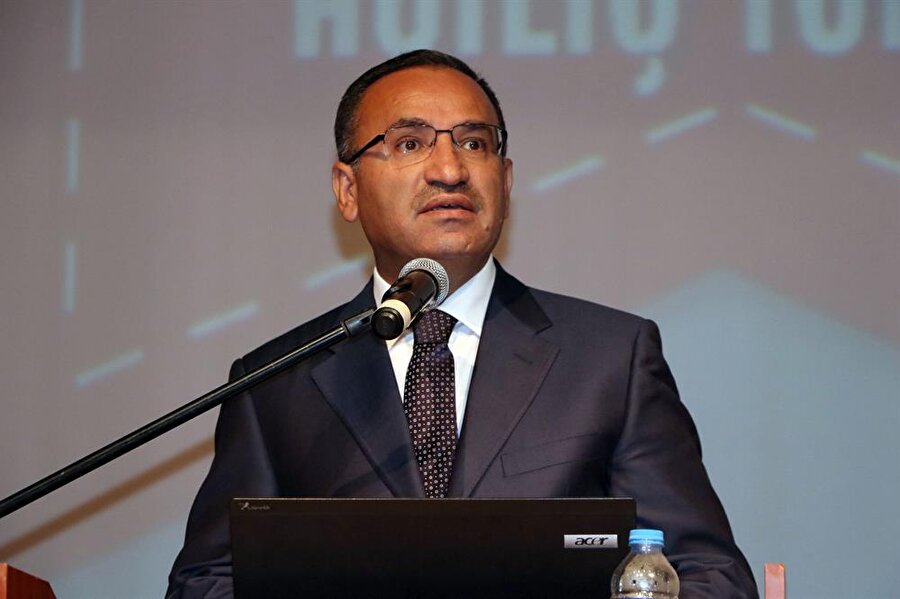 Hükümet Sözcüsü Bozdağ: NATO'daki skandalın üzeri örtülmemeli
Başbakan Yardımcısı ve Hükümet Sözcüsü Bozdağ, Bakanlar Kurulu toplantısının ardından basın mensuplarına açıklamalarda bulundu. Başbakan Yardımcısı Bozdağ, NATO tatbikatındaki skandala ilişkin "NATO tarihinin en büyük skandallarından bir tanesidir. Açık bir had bilmezliktir. Bu işin üzerinin örtülmemesi, örttürülmemesi gerektiğini de çok net şekilde ifade ediyoruz." dedi.