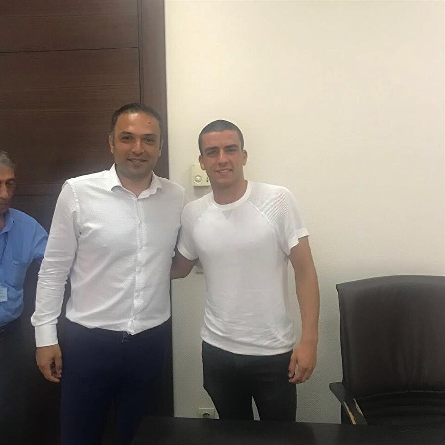 Sezon başında Manchester City’nin istediği Oğuz Kağan, Fenerbahçe ile 3 yıllık profesyonel sözleşme imzaladı.
