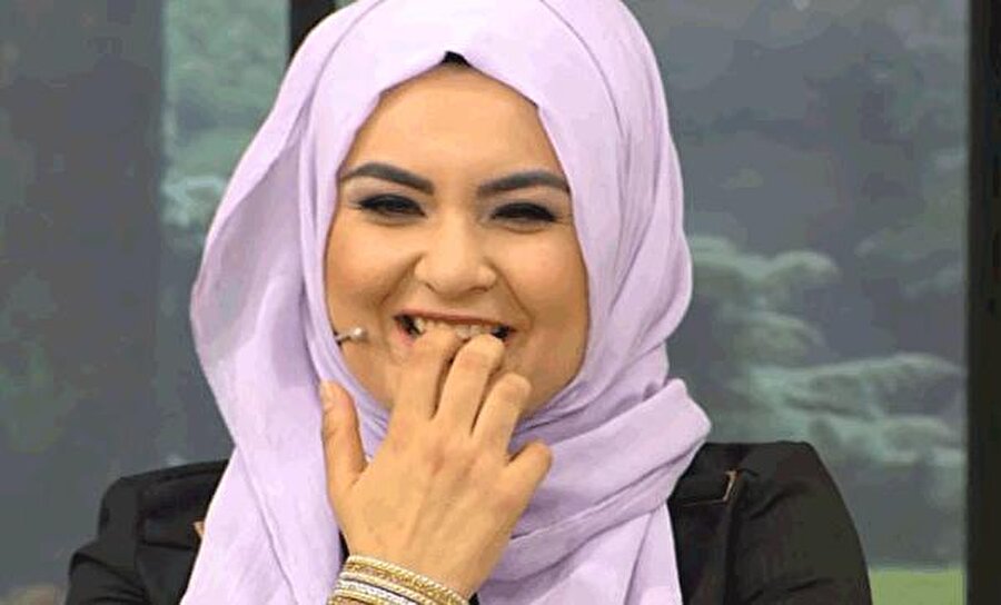 İş kadını olacak!
Bir dönem Acun Ilıcalı'nın sahibi olduğu TV8 ekranlarında Aşk-ı Roman dizisinde boy gösteren Hanife, şimdi de iş kadını olmaya hazırlanıyor.