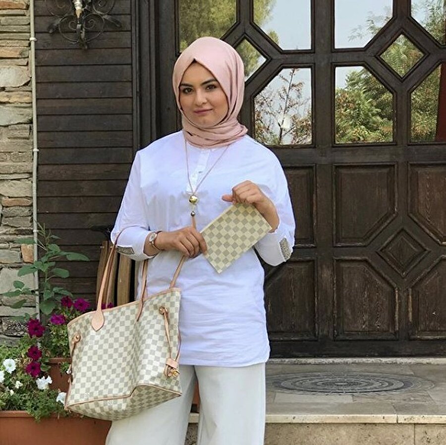 Kendi markasını kuruyor!
Uzun süredir birçok markaya ait ürünün tanıtımlarını yaparak ciddi paralar kazanan Hanife, kendi markasını oluşturup iş kadını olmaya hazırlanıyor.