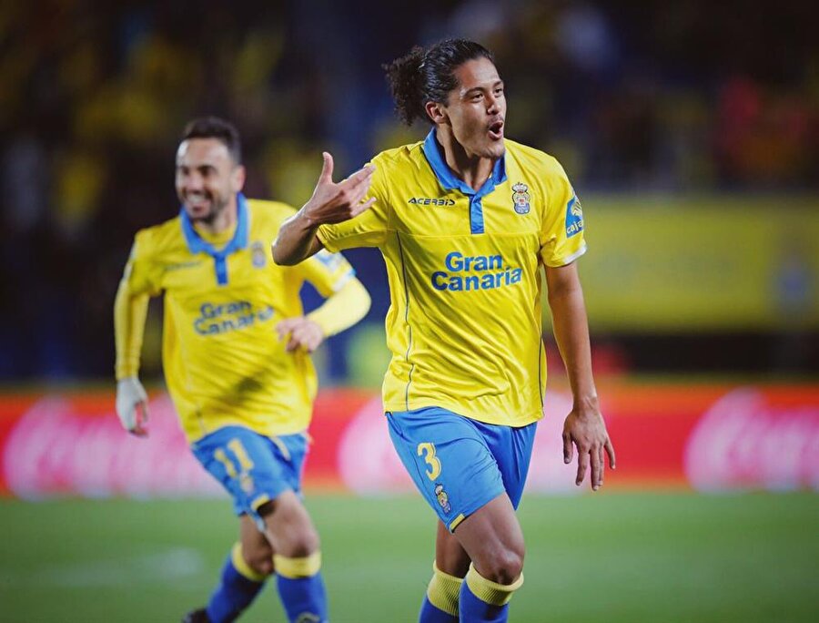 Mauricio Lemos (Stoper) 

                                    
                                    Rubin Kazan’da beklenen patlamayı gerçekleştiremeyen Uruguaylı geçen sezon başında İspanyol ekibi Las Palmas’a transfer oldu. Las Palmas’ın ofansif futbol anlayışına çabuk uyum sağlayarak kendini gösteren Lemos hamle gücünün yanı sıra uzaktan attığı şutlarla da takımına dikkatleri üzerine çekti. Oyun tarzı ve saç stili açısından David Luiz’e benzetilen genç stoper’in önümüzdeki senelerde büyük takımların transfer listesine girerek sıçrama yapması bekleniyor.
                                
                                