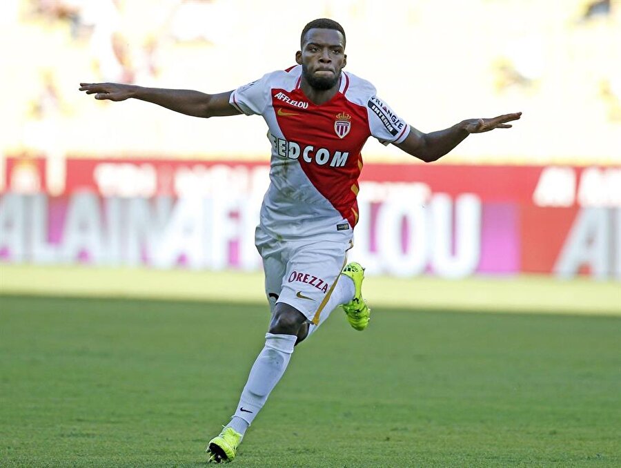 Thomas Lemar (Sol Kanat)
Geçen senenin en çok çıkış yapan takımı olan Monaco’nun bu başarısında genç futbolcularının payı oldukça fazlaydı. Bu oyunculardan birisi de, kariyerinin patlama sezonunu yaşayan Thomas Lemar’dı. Sürati, ikili mücadelelerdeki üstünlüğü ve yaptığı etkili ortaların yanı sıra attığı 14 golle de takımına direkt katkı veren Lemar, özellikle Şampiyonlar Ligi’nde yaptığı 5 asistle takımının yarı finale çıkmasında pay sahibi oldu.