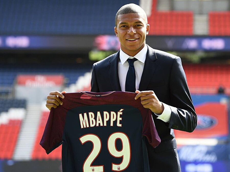 Kylian Mbappe (Santrfor)​

                                    
                                    Gelelim senenin en sansasyonel futbolcusuna. Sezon başında Monaco taraftarları hariç çok az kişi tarafından bilinen birisiyken şu anda transfer döneminin en gözde futbolcusu haline geldi. Pozisyon bilgisini Falcao sayesinde kazanan, hızı, dinamizmi ve bitiriciliğiyle de skoru değiştirebilen bir futbolcu hüviyetine bürünen genç yıldız, 44 maçta 26 gol ve 14 asiste imza attı.  Stil olarak Thierry Henry’ye benzetilse de kariyer olarak efsaneyi geçeceğe benziyor
                                
                                