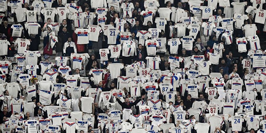Lyon'lu taraftarlar Fekir'e destek için formalarını çıkarttı