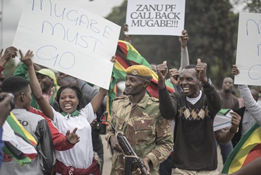 Ordunun amacı ne ? 
İktidar partisi ZANU-PF yetkililerinin uluslararası haber ajanslarına verdiği bilgiye göre, merkez komite, Mugabe'nin yerine eski Devlet Başkan Yardımcısı Emmerson Mnangagwa'yı getirdi.Ordunun darbe yapmasına sebep bu  gösterilse de yönetime el koymalarının asıl sebebi Mugabe'nin devlet başkanlığı görevinden istifa etmesini sağlamak.