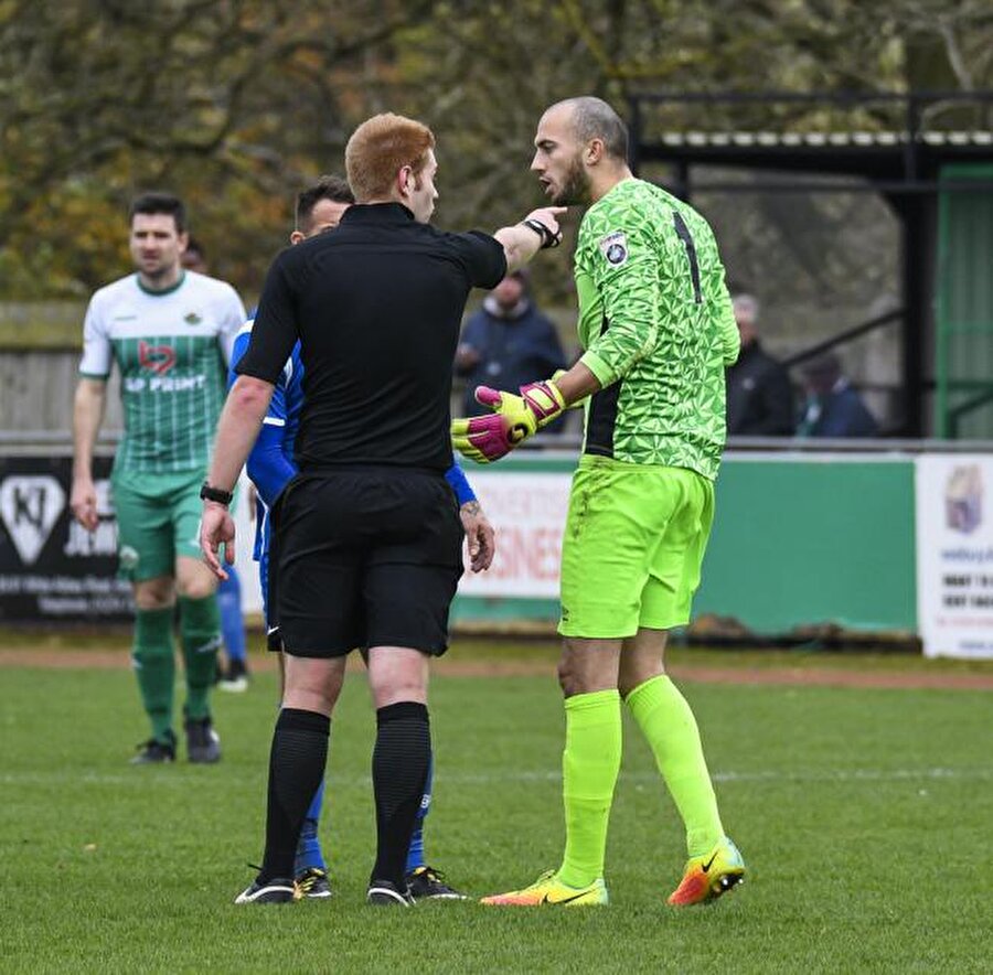 Yok, böyle bir şey!
Bu sezon çıkan kırmızı kartların en garibi bu olsa gerek. İngiltere altıncı küme maçında geçtiğimiz aylarda Salford City ile Bradford Park Avenue karşı karşıya geldi. Mücadele sırasında Salford City kalecisi Max Crocombe saha kenarına tuvaletini yaptığı için kırmızı kartla cezalandırıldı.