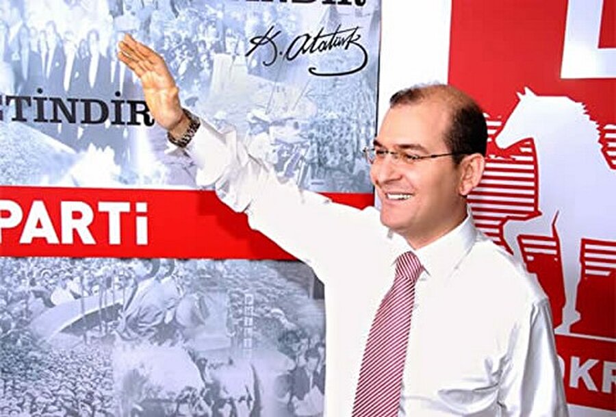İlçede partinin belediye başkan adayı olan Soylu, Tansu Çiller’in dikkatini çeken bir isimdi. 2007 seçimlerinde Mehmet Ağar’ın istifa etmesi sonrası partinin yeni Genel Başkanı oldu.

                                    
                                    
                                    
                                    
                                
                                
                                
                                
