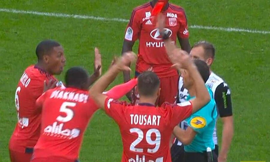 “Buna da kırmızı kart çıkar mı” dedirtecek hakem kararları