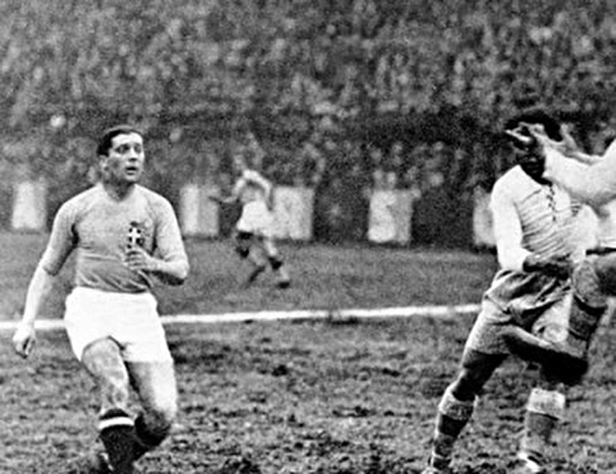 1934 Dünya Kupası'nda İtalya Milli Takımı'nın oynadığı tüm maçlarda forma giyen Meazza, şampiyonluğun mimarlarından biri oldu. Meazza turnuva sonunda Altın Top Ödülü ile onurlandırıldı.