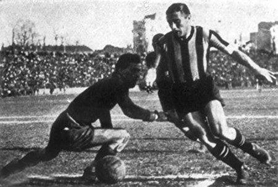 O dönemin Cristiano Ronaldo’su olarak tabir edilen Meazza yaşadığı ciddi sakatlığın ardından Inter’de forma şansı bulmakta zorlanıyordu. 1940’da Meazza Milan’a imza attı. Milan’da yalnızca 37 maça çıkan yıldız isim 9 kez fileleri havalandırdı. Milan’ın ardından Juventus, Varese ve Atalanta forması giyen Meazza, 1946’da Inter’e döndü. Yıldız futbolcu 1947 yılında Inter forması altında kariyerine nokta koydu. 