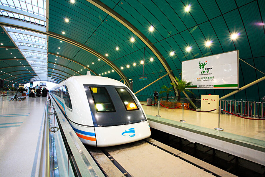 Çin-Şanghay Maglev Treni

                                    
                                    
                                    
                                    
                                    Çin'in Şanghay kentinde bulunan bir manyetik raylı tren hattıdır. Hat, dünyanın ticari olarak işletilen ilk yüksek hızlı manyetik raylı tren hattıdır. Hattın inşaatına 1 Mart 2001 tarihinde başlandı. 1 Ocak 2004 tarihinde hizmete açıldı. Hat, Longyang Lu ile Şanghay Pudong Uluslararası Havalimanı arasında hizmet vermekte olup toplam uzunluğu 30.5 kilometredir ve yolculuk 7 dakika 20 saniye sürmektedir. En yüksek hız ise 431 km/h'dir. Tren ve ray sistemi Transrapid teknolojisine dayanmaktadır.
                                
                                
                                
                                
                                