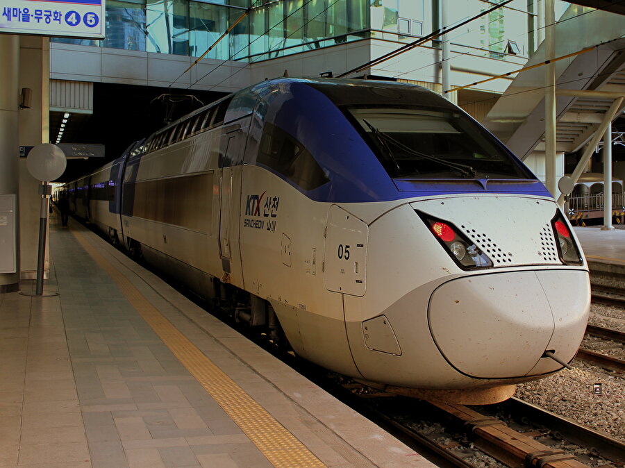 Güney Kore (KTX) 

                                    
                                    
                                    
                                    
                                    Güney Kore'de Korail tarafından işletilen bir yüksek hızlı demiryolu hizmetidir. Seul-Busan arasındaki ilk hattın inşaatına 1992 yılında başlanmış olup ilk kısmı 2004 yılında ve geri kalanı 2010 yılında tamamlanmıştır. Normal servislerdeki trenlerin en yüksek hızı günümüzde 305 km/h olup altyapısı 350 km/h hızda gidebilecek şekilde de tasarlanmıştır. Sistem Fransa'daki TGV'ye dayanmaktadır.
                                
                                
                                
                                
                                