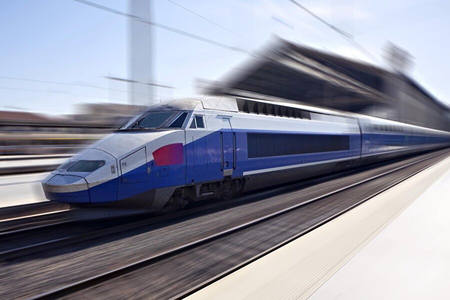 Fransız-TGV (Train à Grande Vitesse) hızlı tren 

                                    
                                    
                                    
                                    
                                    Beş vagonlu trenin çoklu motorları hız rekoru kırmak için gereken enerjiyi sağlamak üzere tasarlandı; ancak sürtünme kaynaklı bakım maliyetleri nedeniyle normal TGV trenlerinin hızı genellikle saatte 320 kilometreyi aşmıyor. Bu trenler özellikle güvenli yolculuk imkanı sunmasıyla dikkati çekiyor.
                                
                                
                                
                                
                                