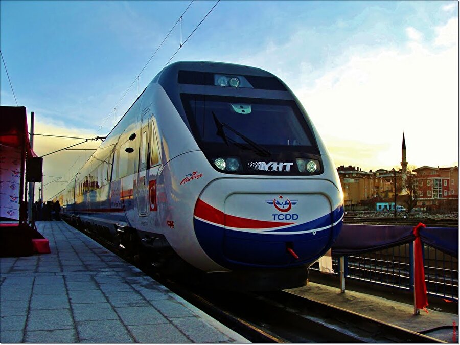 Türkiye-Yüksek Hızlı Tren

                                    
                                    
                                    
                                    Yüksek Hızlı Tren, Türkiye'de TCDD tarafından verilen hızlı tren hizmetinin adıdır. YHT'nin seferlerine başlaması ile birlikte Türkiye bu teknolojiyi kullanan ülkeler arasında Avrupa'da 6., dünyada 8. ülke olmuştur. YHT ilk olarak 2009 yılında, Ankara- Eskişehir arasında hizmet vermiştir. 
                                
                                
                                