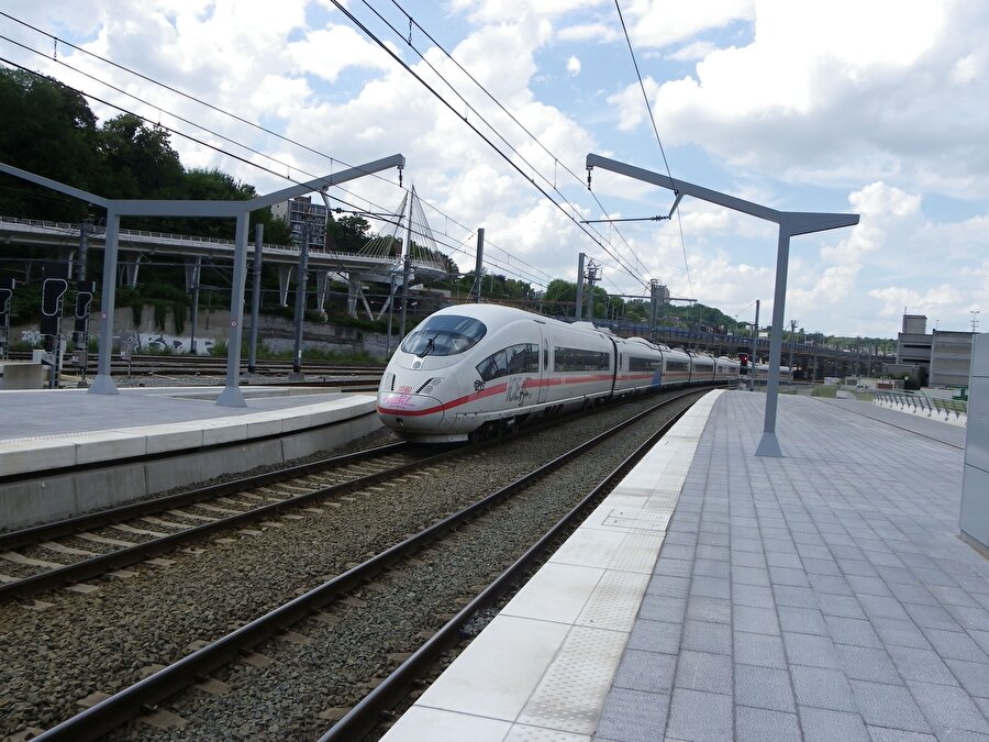 Almanya / Belçika-ICE

                                    
                                    
                                    
                                    
                                    Azamî çalışma hızı - 320 km/sa Hız rekoru: 368 km/sa nterCity Express'in kısaltması olan ICE trenleri birden fazla çeşidiyle yüksek hızlı seyahat imkânı sunuyor. Bunlardan ICE 3 modeli, 1999'da hizmete girdi ve Deutsche Bahn (Alman demiryolları şirketi) tarafından kullanılmaya başlandı. Sık sık tekrarlanan grevler Almanya’da tren yoluyla ulaşımın en büyük kabusu haline gelirken Alman Demiryolları’ndaki grevler nedeniyle trenler zaman zaman hareketsiz kalıyor.
                                
                                
                                
                                
                                