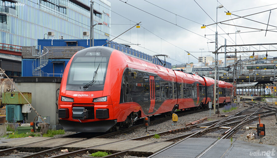 İsveç-SJ  

                                    
                                    
                                    
                                    
                                    Azamî çalışma hızı - 200 km/sa Hız rekoru: 303 km/sa İsveç'in yanı sıra Norveç ve Danimarka'ya da işleyen X2 adlı hızlı trenler, 40 adet tren setiyle hizmet veriyor.
                                
                                
                                
                                
                                