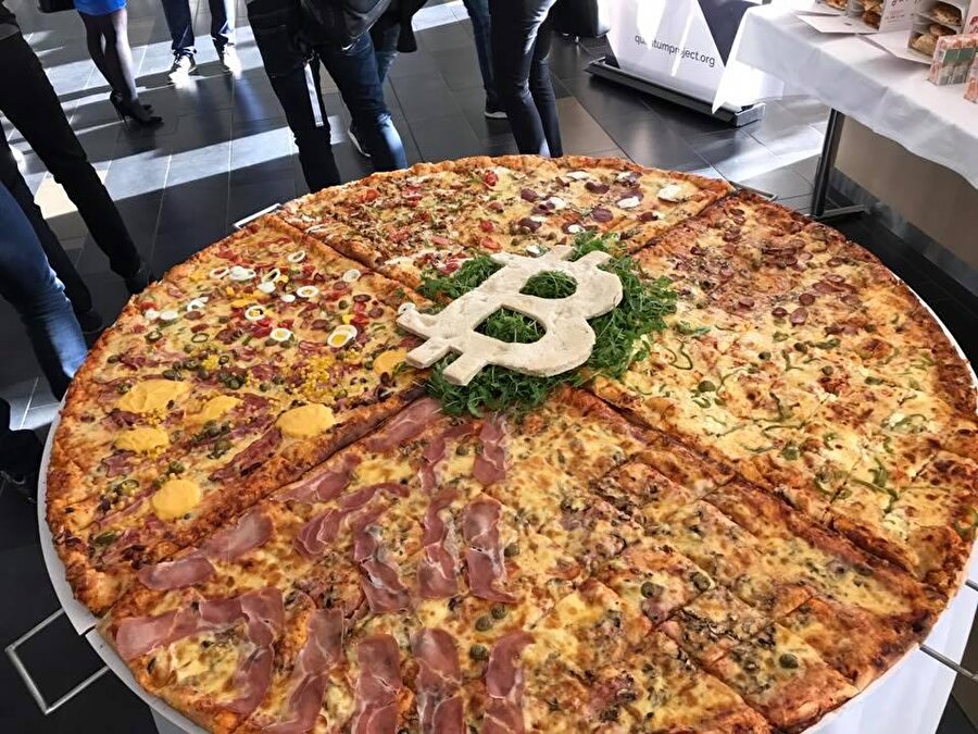 Bitcoin ile satışı gerçekleşen ilk ürün bir pizza. 10.000 BTC ile gerçekleşen pizza alışverişinin bugünkü değerini hesaplamak ister misiniz? 

                                    
                                    
                                
                                