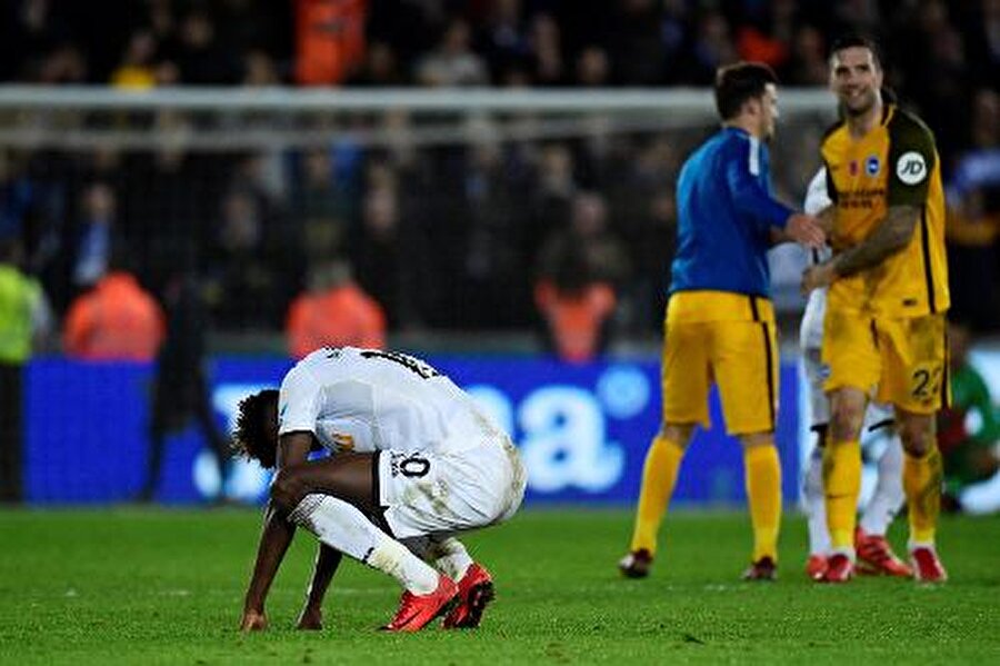 Maçı evde babasıyla izleyen 10 yaşındaki William bu mağlubiyete çok üzülür ve içini dökecek bir yer arar.