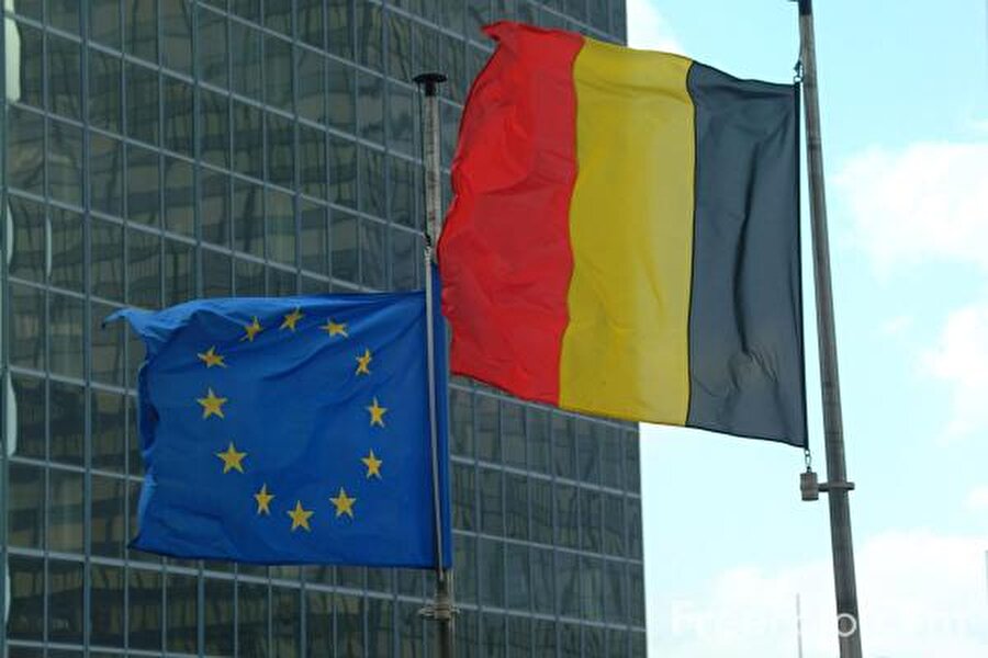 Belçika’nın bölünmesi durumunda en tartışmalı nokta, hem Avrupa Birliği hem de NATO'nun merkezine ev sahipliği yapan Brüksel'in statüsü olacak. Ayrıca, Flamanların ayrılması durumunda Valon bölgesine ne olacağı da belirsizliğini koruyor. Bir görüşe göre bölünmüş Belçika’da Valon bölgelerinin Fransa'ya, Lüksemburg'a, hatta Almanya'ya bağlanması söz konusu olabilir.

                                    
                                    
                                    
                                    
                                    
                                
                                
                                
                                
                                