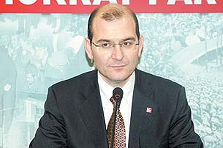 26 yaşında DYP Gaziosmanpaşa İlçe Başkanı oldu ve Türkiye´nin en genç ilçe başkanı ünvanına sahip oldu.

                                    
                                    
                                    
                                
                                
                                