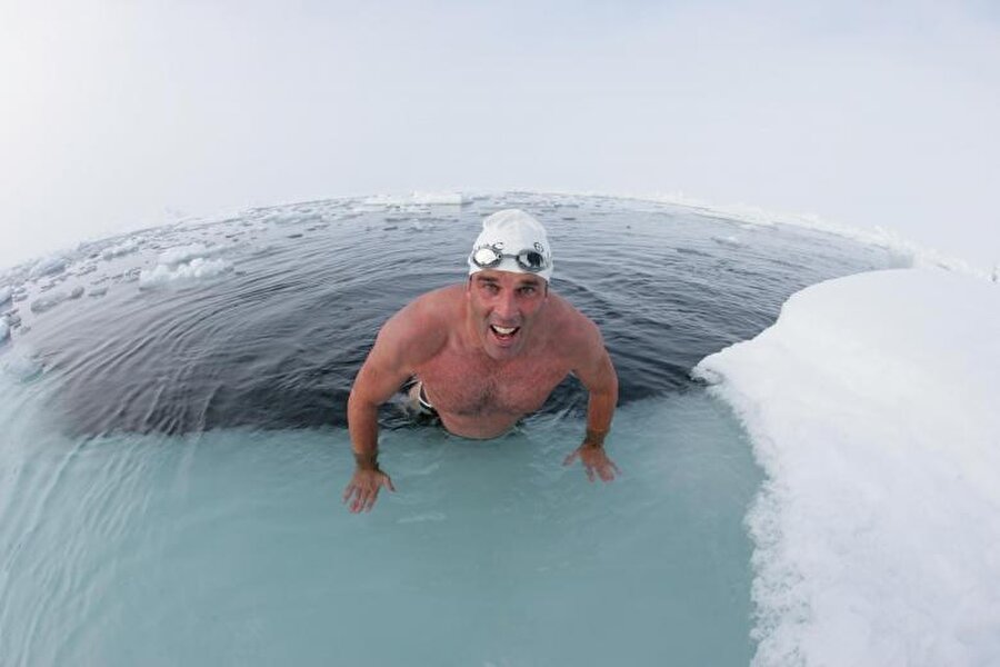 Buz adam ''Pugh''
Dünyanın dört bir yanında insanlar, öldürücü soğuklara meydan okuyor. İngiliz uzun mesafe yüzücüsü Lewis Gordon Pugh eksi 1.8 derecedeki suda yaklaşık 19 dakika kalarak tarihe geçti.