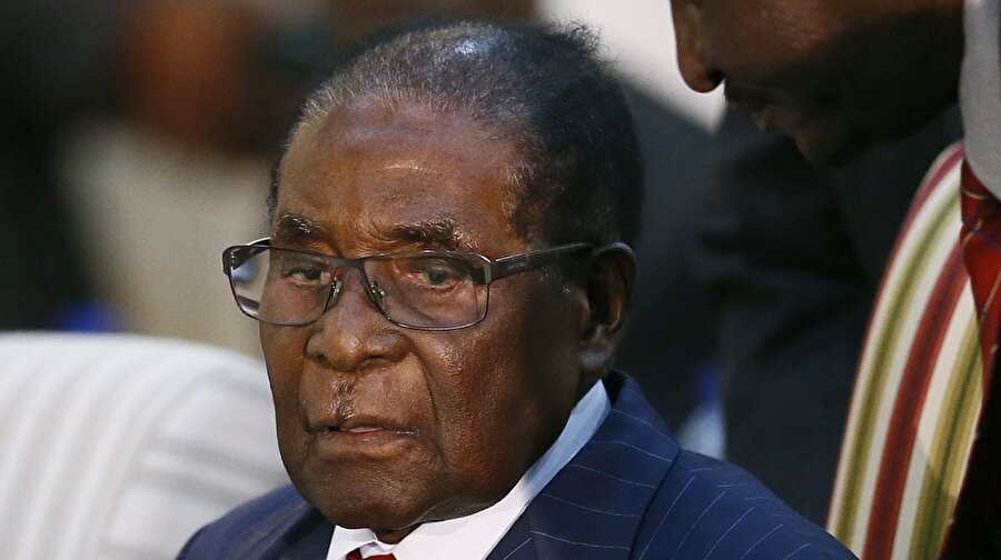Devrik lider Robert Mugabe kimdir?
1924 yılında dünyaya gelen Mugabe, 1970’li yıllarda beyazlara karşı mücadele veren Zimbabve Afrikalı Ulusal Birliği içerisinde büyük ün kazandı. 1980 yılında tam bağımsızlığını kazanan ülkenin ilk Başbakanı Mugabe oldu. Ülkenin adını Zimbabve olarak değiştirdi ve ülkenin 1987 yılında başkanlık sistemine geçmesiyle ilk Devlet Başkanı oldu. 