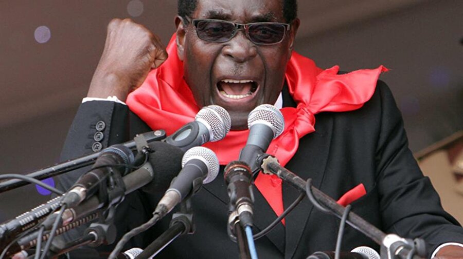 İstifa süreci
19 Kasım 2017 tarihinde Mugabe'nin başkanlığını yürüttüğü ZANU-PF yaptığı açıklama ile ordu ile yaptığı müzakerelerde olumlu adım atmamasını gerekçe göstererek Mugabe'yi genel başkanlıktan ve partiden ihraç ettiklerini açıklamıştır. Parti yeni genel başkan olarak Mnangagwa'nın seçildiğini ifade etmiştir. Ayrıca söz konusu açıklamada şayet Mugabe pazartesi öğlene kadar kendi isteğiyle istifa etmemesi durumunda meclis tarafından görevinden alınacağı açıklanmıştır.