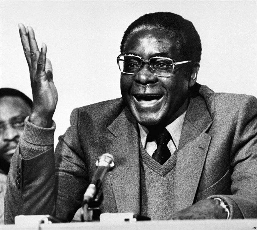 Zorunlu istifa
Partiden bu yönde açıklamalar yapılmasına rağmen devlet başkanı Mugabe 20 Kasım 2017 tarihinde yaptığı açıklamada parti kongresinin birkaç hafta içerisinde kendi başkanlığında toplanacağını ifade etmiştir. Aynı gün ZANU-PF'den yapılan başka bir açıklamada Mugabe'ye verilen sürenin dolduğu, Salı günü ulusal meclisin Mugabe'yi gerçekleri görememe, görevi eşine devretme, kaotik yönetim gibi nedenlerle görevden uzaklaştırma gündem maddesi ile toplanarak sürecin başlatılacağı açıklanmıştır. 21 Kasım 2017 tarihinde Mugabe'yi görevden alma maddesi ile toplanan mecliste, meclis başkanı Mugabe'nin kendilerine ulaşan istifa mektubunu okuyarak, Mugabe'nin kendi isteğiyle görevinden ayrıldığını açıklamıştır.