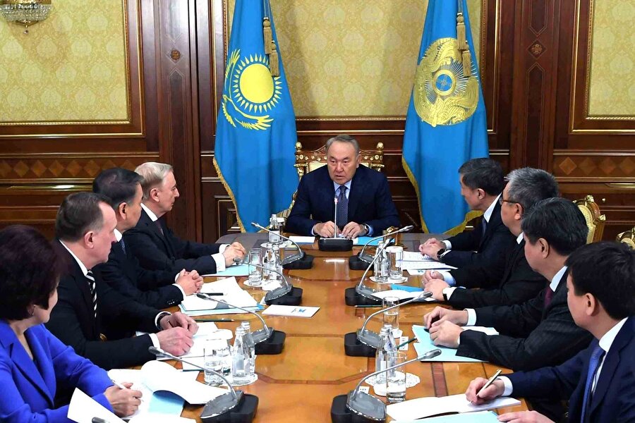 2006 yılının Ekim ayında Devlet Başkanı Nursultan Nazarbayev, başkent Astana'da Kazakistan Halkları Asamblesi'nin 12. oturumunda yaptığı konuşmada Kazakistan'da Latin alfabesine geçilmesi meselesinin ele alınmasının zamanı geldiğini ifade ederek şunları kaydetmişti:"Kazak alfabesinin değiştirilme meselesini tekrar gözden geçirme zamanının geldiğini düşünüyorum. Latin alfabesi telekomünikasyon alanında ağırlıklı olarak kullanılıyor. Bu nedenle eski Sovyet Cumhuriyetleri'nin çoğunun Latin alfabesine geçişi tesadüf değil. Uzmanlar bu konuyu inceleyip, somut teklifler sunmalı.” 

                                    
                                    
                                    
                                
                                
                                