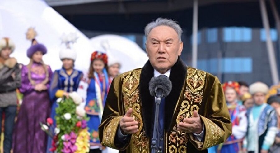 Kazakistan Devlet Başkanı Nursultan Nazarbayev, 15 Aralık 2012’de yaptığı geleneksel ulusa sesleniş konuşmasında, Latin alfabesine geçme konusunda kesin kararlı olduklarını bir kez daha ifade etti, Kazakistan için hazırlanan "2050 Stratejisi" hedefleri arasında ülkenin Latin alfabesine geçirilmesi maddesi de eklendi.

                                    
                                    
                                    
                                
                                
                                