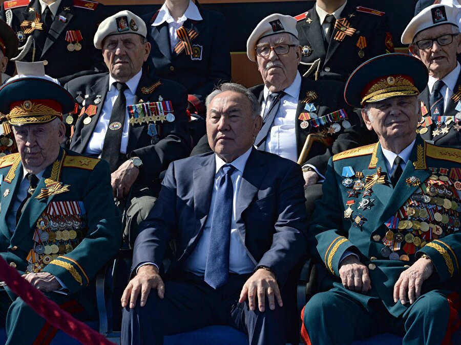 Alfabe konusunda oldukça titiz davranan Kazakistan, Latin alfabesine geçen Türkiye, Azerbaycan, Türkmenistan ve Özbekistan tecrübelerinin incelenmesi için komisyon kurdu, Bilim Akademisi Dil Enstitüsü'nün çalışmaları için 60 bin dolar ödenek ayrıldı.

                                    
                                    
                                    
                                
                                
                                