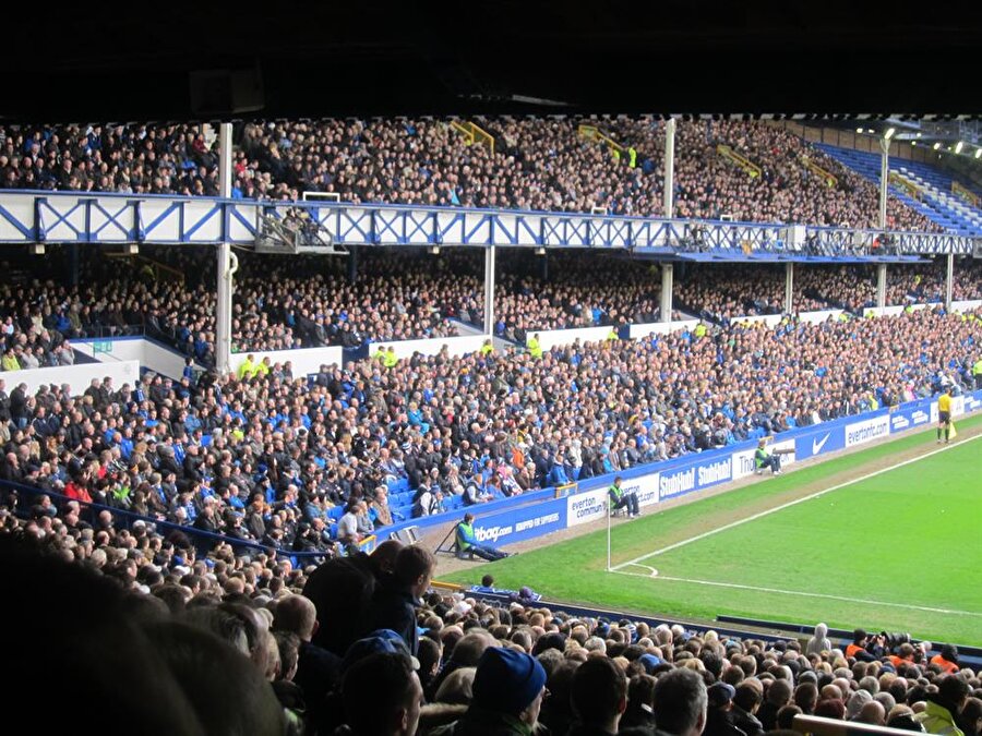 Goodison Park - Doluluk Oranı: %98.64

                                    Sıra yine bir İngiliz takımının Everton, 39.571 kapasiteli stadında her maça 39.032 ortalama ile rakiplerini sahasında ağırlıyor.Goodison Park Premier Lig'de birçok ekibin uğramaya korktuğu bir stadyum olmasının yanında İngiltere'nin klasik tarzda yapılmış stadyumlara en uygun örneklerden biri. 
                                