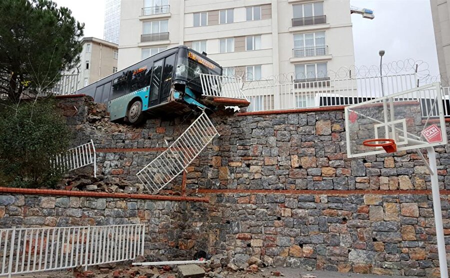 Kaldırımda yürüyen bir kadın ise saniyelerle ölümden kurtuldu.