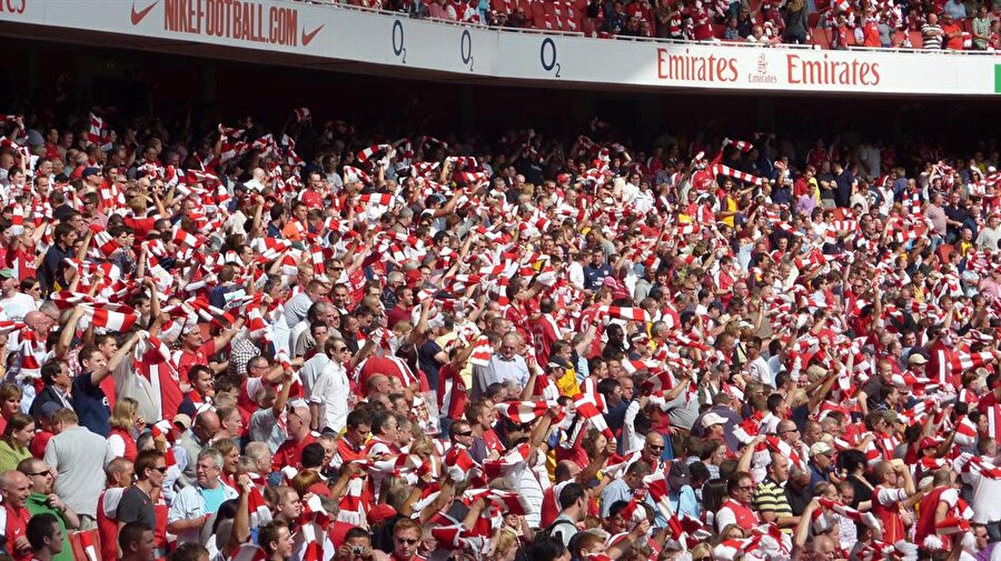 Emirates - Doluluk Oranı: %99.55

                                    İngiltere'nin başkenti Londra'nın Holloway semtinde yer alan ve Topçulara ev sahipliği yapan futbol Emirates, 60,272 seyirci kapasitesiyle; Wembley ve Old Trafford'tan sonra İngiltere'nin en büyük futbol stadyumudur. 
  


  
1997 yılında Arsenal'in eski  Highbury'nin genişletilmesi gündeme geldi. Ancak stadyumun bulunduğu konumun yerleşim yerlerinin ortasında olması ve bazı önemli yapıların yakınında olması sebebiyle genişletme planı gerçekleşmedi. Sonrasında çeşitli seçenekler değerlendirildi ve 2000 yılında 60,355 seyirci kapasitesine sahip Emirates'in projesinin yapılması gündeme geldi.

  


  Stadyum inşaatı mali sıkıntılar sebebiyle ancak Şubat 2004 tarihinde başladı. Daha sonra Emirates Havayolu'nun stadyumun ana sponsoru olduğu duyuruldu. Proje, 390 milyon sterlin maliyetle 2006 yılında tamamlandı. Stadyum, 2009 yılından başlayarak Arsenal'in mirasını ve tarihini geri kazandırmak amacıyla "Arsenalisation" ismi verilen bir süreçten geçti.Böylesine uzun bir sürecin sonunda Arsenal, hasretini çektiği stadın kavuştu.Arsenal'i, Emirates Stadyumu’nda her maçta ortalama 59.988 taraftar karşılıyor. Stadın kapasitesi ise 60.26o kişi.
                                