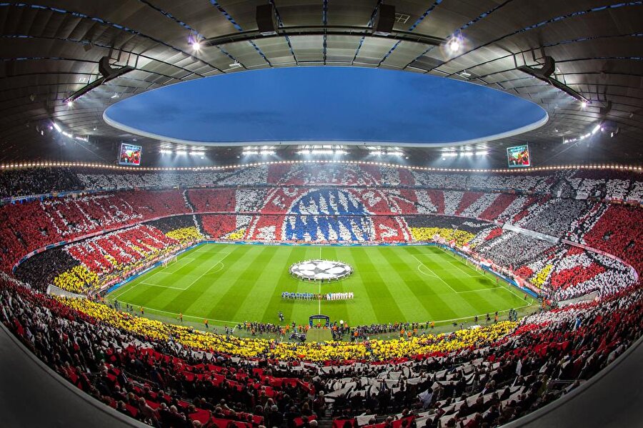 Allianz Arena - Doluluk Oranı: %100

                                    Geldik zirveye 1 numarada 75.000 kişilik Allianz Arena’da kapalı gişe oynayan Bayern Münih var. Dış tarafında ışıklandırma ile tam bir görsel şölen sunan stat, Alman devini her hafta izlemek için can atan taraftarlar tarafından dolduruluyor.Maç günlerinde ev sahibi takımın renklerini alan Stat toplam 340 milyon avroya mal oldu. 75.000 kişilik kapasiteye sahip Allianz Arena her hafta %100 doluluk oranı ile her hafta Bayern Münih'i karşılıyor. 
                                